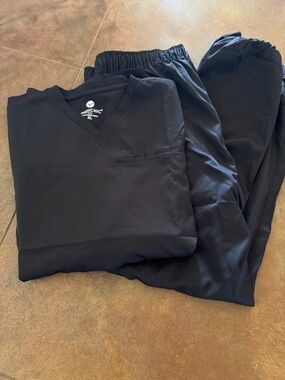 chic Men’s Black Scrub Set - Top & Pants